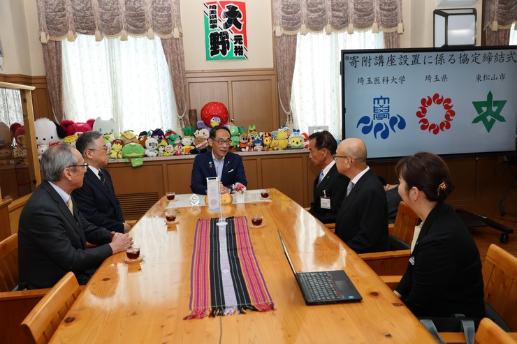 協定書締結者と歓談する知事の写真