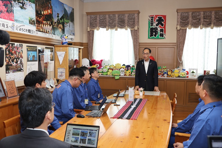 帰任報告会で出席者に知事が挨拶する様子