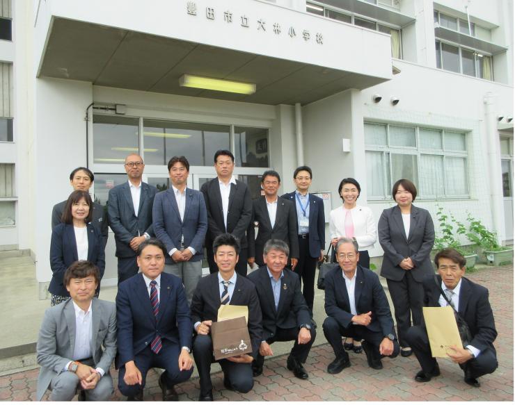 ことばの教室（大林）にて議員とスタッフの集合写真