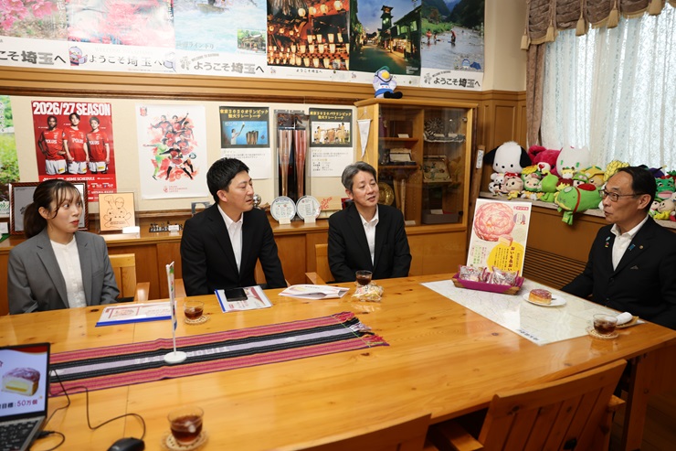 山崎製パン株式会社関係者と集合写真を撮る知事の写真