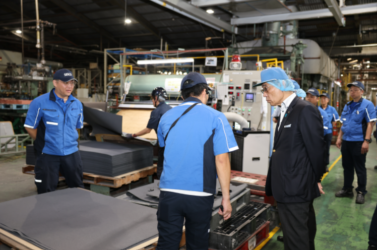 セキネシール工業株式会社山崎工場を視察する知事の写真