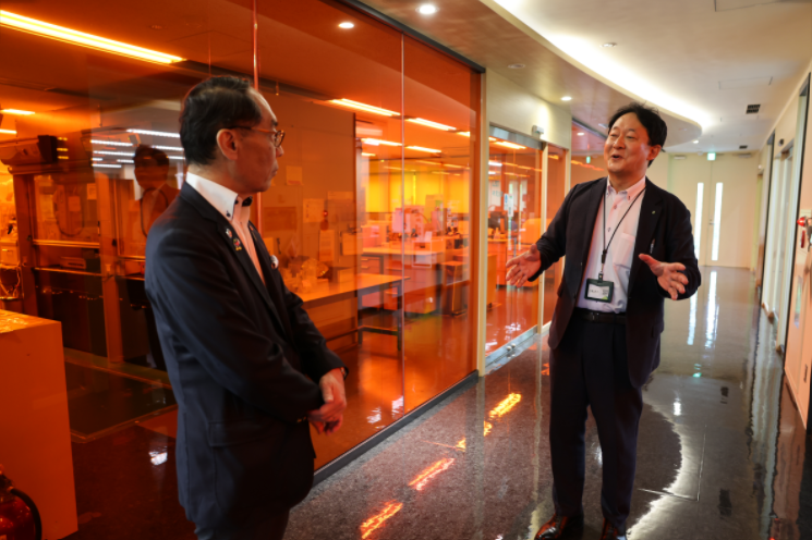 太陽ホールディングス株式会社嵐山事業所 太陽グリーンエナジー株式会 社を視察する知事の写真