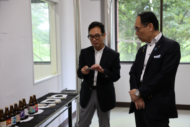 株式会社協同商事COEDOクラフトビール醸造所を視察する知事の写真