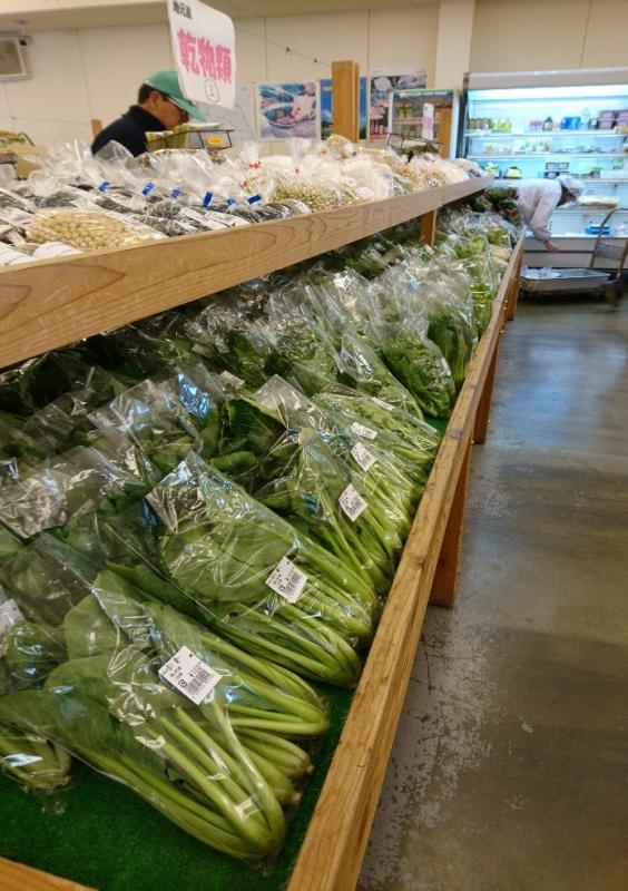 鳩山農産物直売所の野菜販売の様子