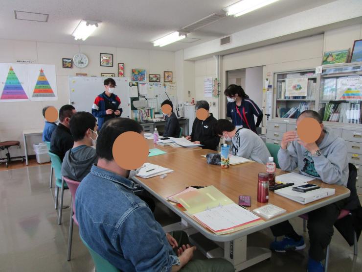 グループ訓練で話を聞いている様子