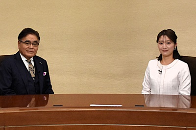 内沼委員長とインタビュアーの写真