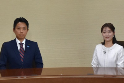 細田委員長とインタビュアーの写真