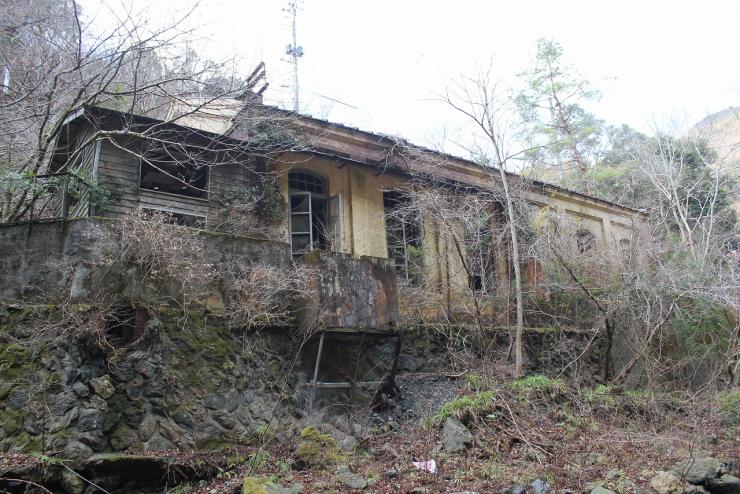 鳥羽川から見た矢納発電所跡