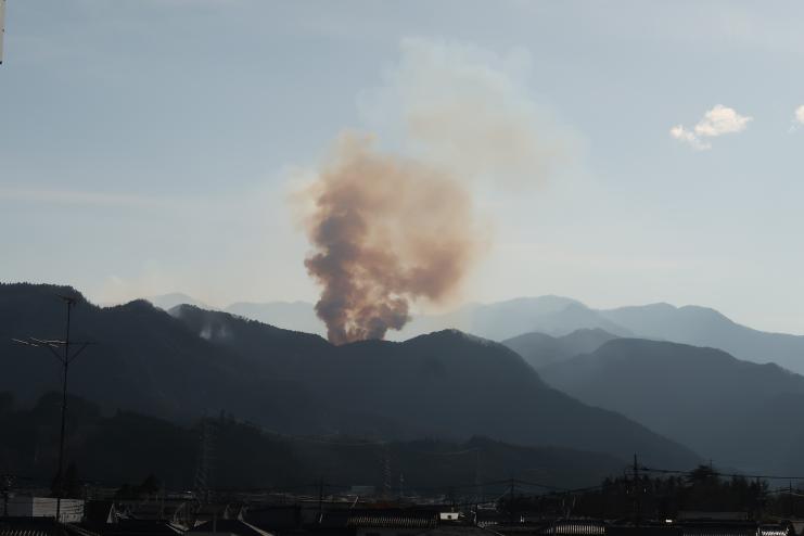 立ち昇る煙が秩父市街地側からもはっきりと見える
