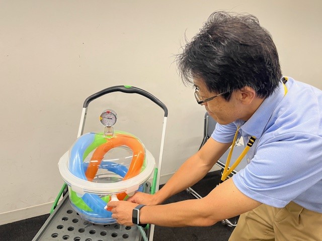 環境科学国際センターでの科学実験の様子