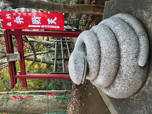 神社のこま蛇の写真