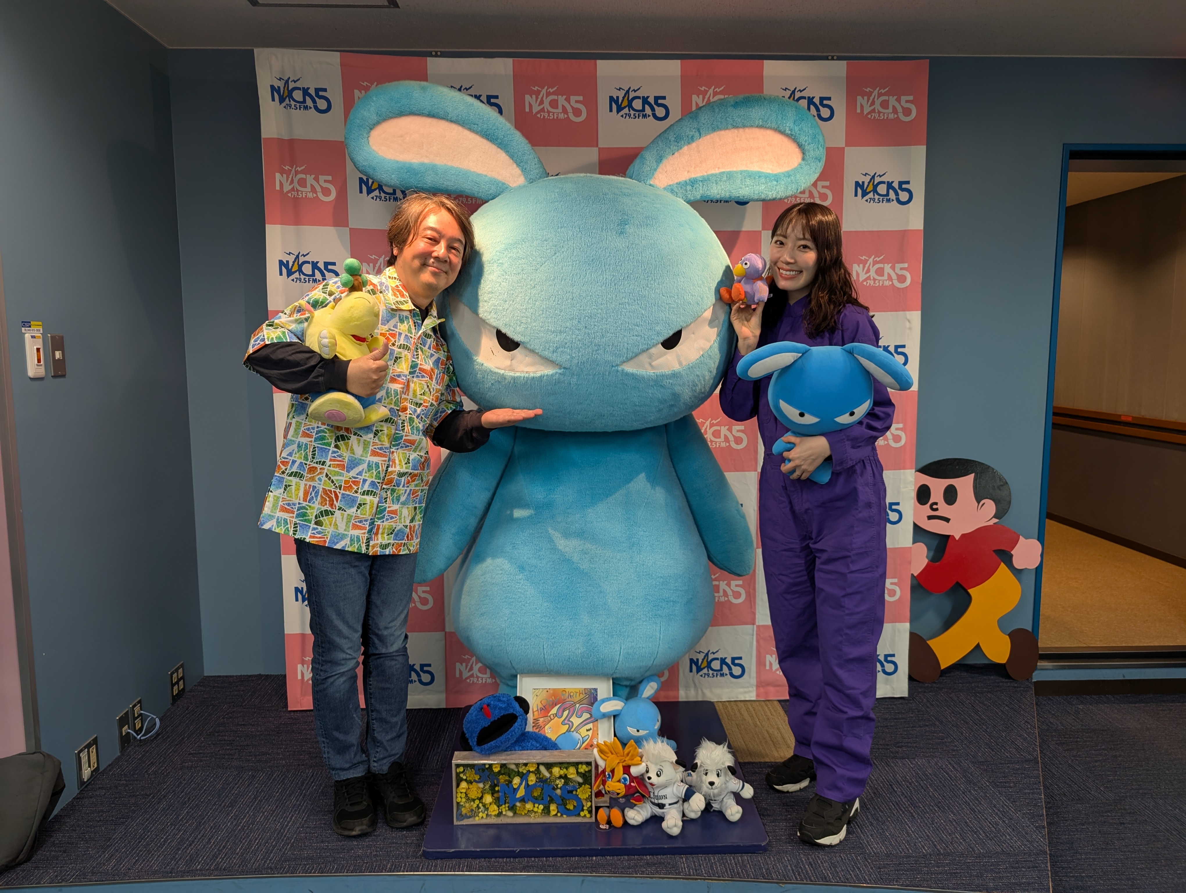 ラジっとくんとアロハ太郎と松井咲子のスリーショット