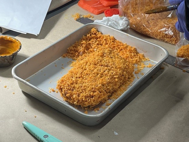 メンチカツの食品サンプルを作っている