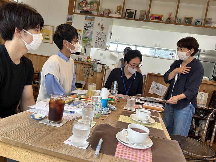 取材の様子（NPOにじいろ）